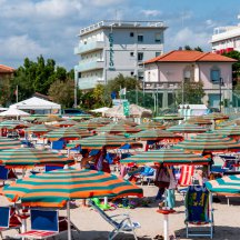 La spiaggia ed il mare di fronte all'Hotel Corallo