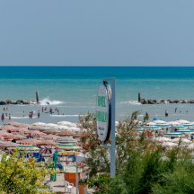 La spiaggia ed il mare di fronte all'Hotel Corallo (4)