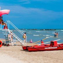 La spiaggia ed il mare di fronte all'Hotel Corallo (5)