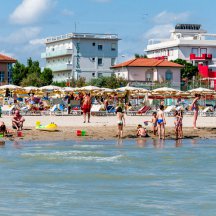 La spiaggia ed il mare di fronte all'Hotel Corallo (6)