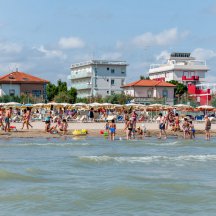 La spiaggia ed il mare di fronte all'Hotel Corallo (8)