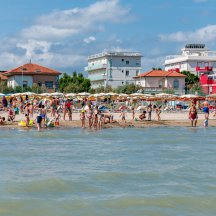 La spiaggia ed il mare di fronte all'Hotel Corallo (11)